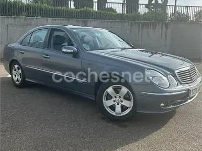 Usado Mercedes E280 Avantgarde 231 CV (169 kW) 2006 Gris / plata Berlina