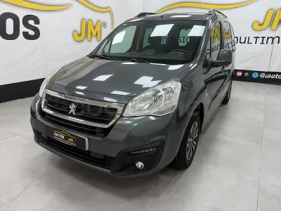 Usado Peugeot Partner Tepee Access 100 CV (73 kW) 2018 Gris / plata Monovolumen