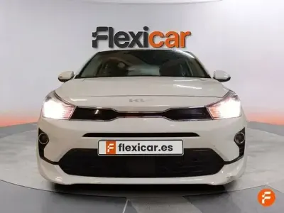 Usado Kia Rio 100 CV (73 kW) 2023 Blanco Berlina