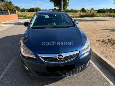 Usado Opel Astra Cosmo 125 CV (91 kW) 2010 Negro Berlina