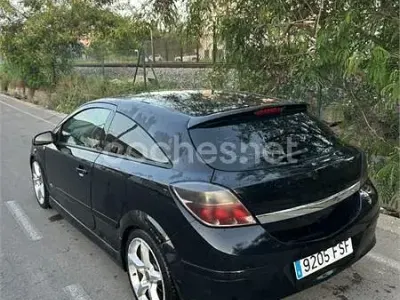 Usado Opel Astra GTC Sport 150 CV (110 kW) 2007 Negro Berlina