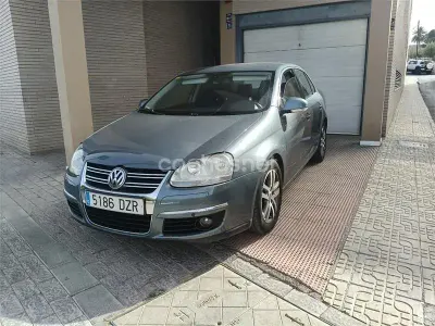 Usado VW Jetta Advance 105 CV (77 kW) 2006 Azul Berlina