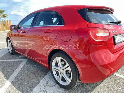 Begagnad Mercedes A180 Urban 109 HK (80 kW) 2014 Röd Sedan