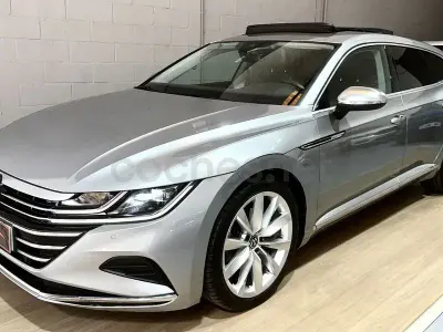Usado VW Arteon Elegance 150 CV (110 kW) 2020 Gris / plata Familiar