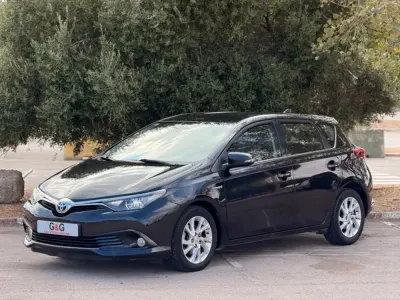 Usado Toyota Auris Hybrid Edition 136 CV (100 kW) 2017 Negro Utilitario