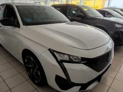 Usado Peugeot 308 Allure 131 CV (96 kW) 2022 Blanc nacre Berlina