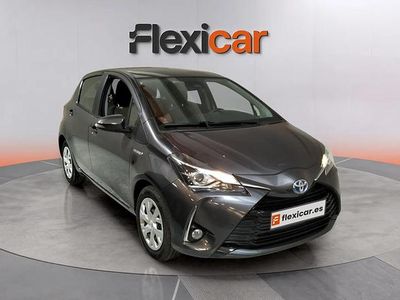 Usado Toyota Yaris Hybrid Active 100 CV (73 kW) 2019 Gris Berlina