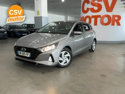Usado Hyundai i20 100 CV (73 kW) 2023 Gris Utilitario