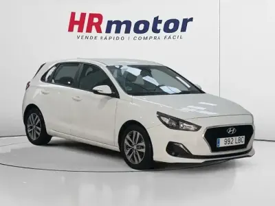 Usado Hyundai i30 120 CV (88 kW) 2019 Blanco Berlina