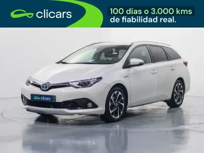 Usado Toyota Auris Touring Sports Active 99 CV (72 kW) 2015 Blanco Familiar
