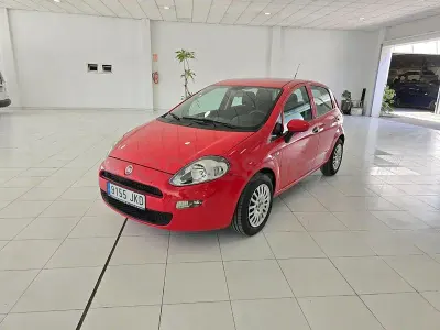 Usado Fiat Punto Pop 77 CV (56 kW) 2015 Rojo Utilitario