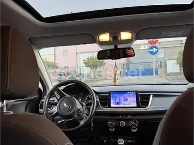 Usado Kia Rio 90 CV (66 kW) 2017 Rojo Berlina