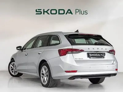 Usado Skoda Octavia Ambition 150 CV (110 kW) 2021 Gris plata Familiar