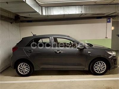 Usado Kia Rio 84 CV (61 kW) 2022 Gris / plata Berlina