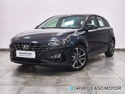 Usado Hyundai i30 110 CV (80 kW) 2023 Negro Utilitario