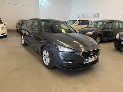 Usado Seat Leon Reference 115 CV (84 kW) 2022 Gris / plata Berlina