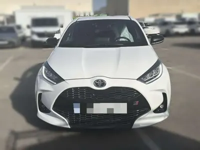 Usado Toyota Yaris Hybrid Plus 92 CV (67 kW) 2022 Blanco Berlina