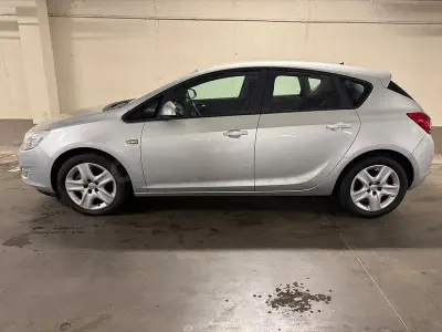 Usado Opel Astra Selective 125 CV (91 kW) 2011 Gris / plata Berlina