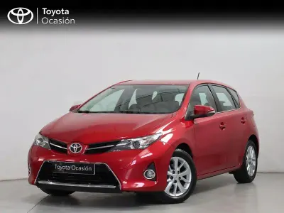 Usado Toyota Auris Active 132 CV (97 kW) 2015 Rojo Berlina