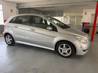 Usado Mercedes B200 140 CV (102 kW) 2006 Gris / plata Monovolumen