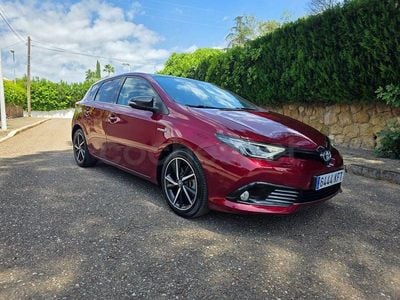 Usado Toyota Auris Hybrid Active 136 CV (100 kW) 2017 Granate Berlina