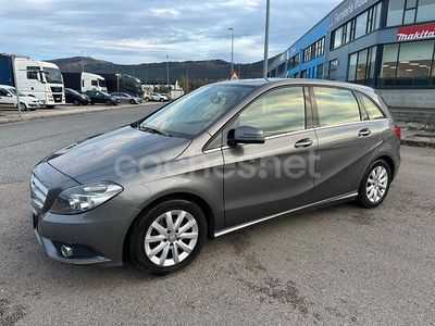 Usado Mercedes B180 109 CV (80 kW) 2013 Gris / plata Monovolumen