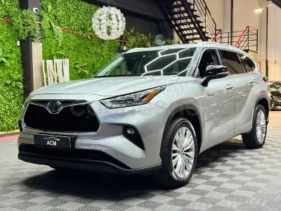 Używany Toyota Highlander Luxury 246 KM (180 kW) 2022 Szary SUV