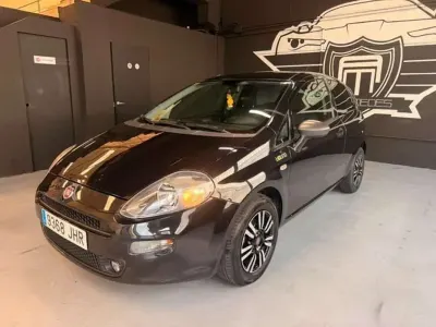 Usado Fiat Punto Young 69 CV (50 kW) 2015 Negro Utilitario