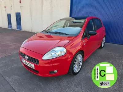 Usado Fiat Punto 120 CV (88 kW) 2009 Rojo Utilitario