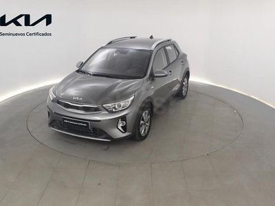 Usado Kia Stonic 100 CV (73 kW) 2025 Gris / plata SUV