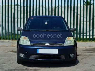 Usado Ford Fiesta Ambiente 68 CV (50 kW) 2004 Azul Utilitario