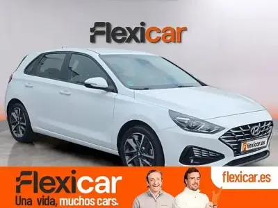Usado Hyundai i30 110 CV (80 kW) 2021 Blanco Berlina