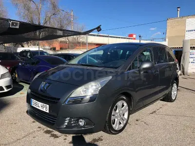 Usado Peugeot 5008 Active 150 CV (110 kW) 2013 Gris / plata Monovolumen