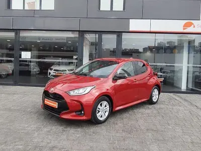 Usado Toyota Yaris 125 CV (91 kW) 2023 Rojo Utilitario