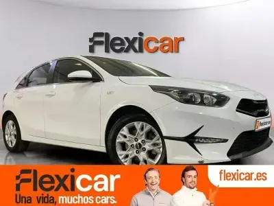 Begagnad Kia Ceed 136 HK (100 kW) 2023 Vit Halvkombi