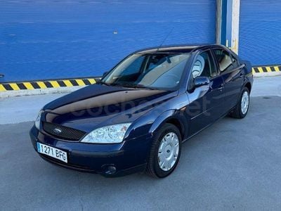 Usado Ford Mondeo Trend 130 CV (95 kW) 2001 Azul Berlina