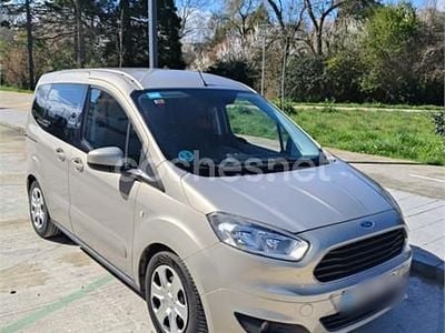 Usado Ford Tourneo Courier Trend 95 CV (69 kW) 2016 Gris / plata Monovolumen