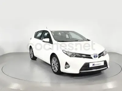 Usado Toyota Auris Hybrid Advance 136 CV (100 kW) 2013 Blanco Berlina