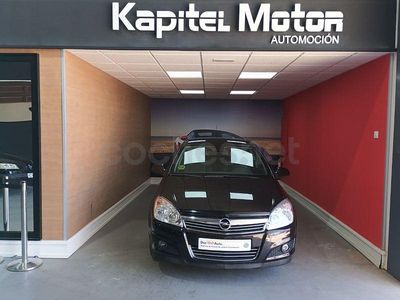Używany Opel Astra Edition 110 KM (80 kW) 2009 Czarny Sedan/Limuzyna