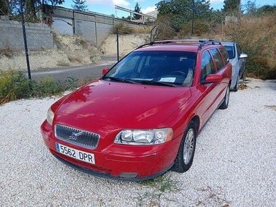 Usado Volvo V70 Momentum 140 CV (102 kW) 2005 Rojo Familiar