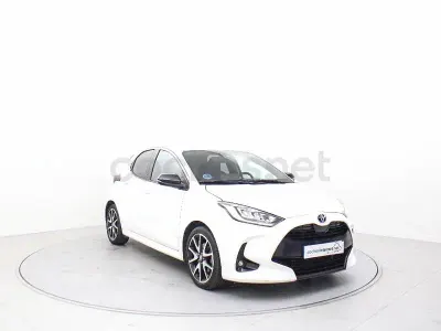 Usado Toyota Yaris Hybrid Style 116 CV (85 kW) 2022 Blanco Berlina