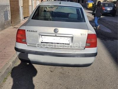 Usado VW Passat Highline 115 CV (84 kW) 1999 Gris / plata Berlina