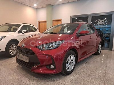Usado Toyota Yaris Hybrid Active 116 CV (85 kW) 2021 Granate Berlina