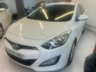 Usado Hyundai i30 110 CV (80 kW) 2013 Blanco Berlina