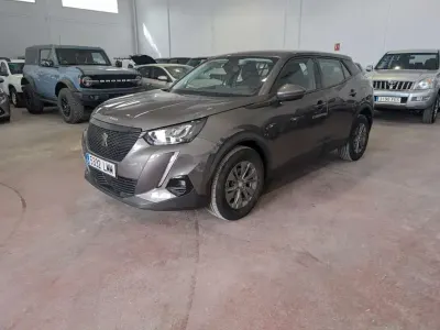 Usado Peugeot 2008 Active 110 CV (80 kW) 2021 Gris SUV