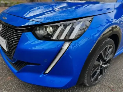 Usado Peugeot 208 GT 100 CV (73 kW) 2023 Azul Utilitario