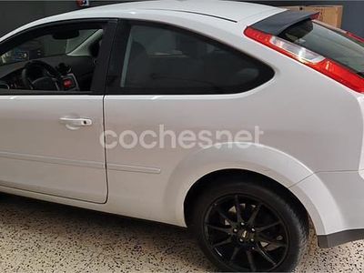 Usado Ford Focus Trend 115 CV (84 kW) 2008 Blanco Berlina