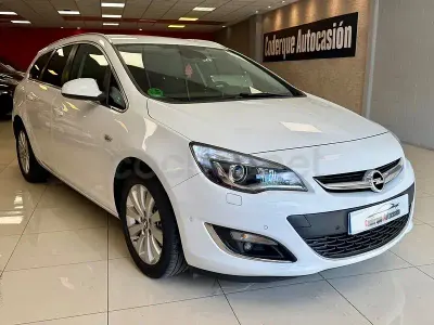 Usado Opel Astra Excellence 136 CV (100 kW) 2014 Blanco Familiar