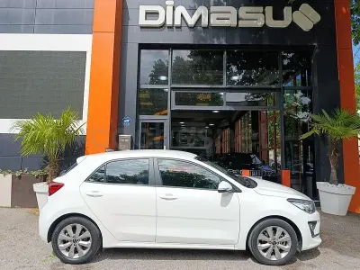 Usado Kia Rio 120 CV (88 kW) 2022 Blanco Berlina