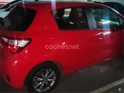 Usado Toyota Yaris Hybrid Active 100 CV (73 kW) 2018 Rojo Berlina